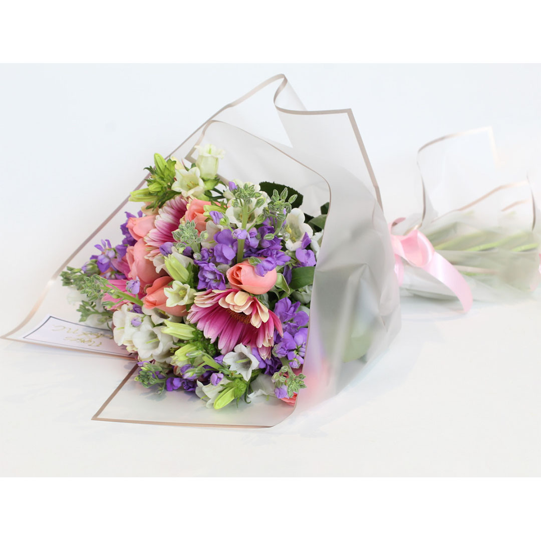 Bouquet en gerberas, rosas y flores